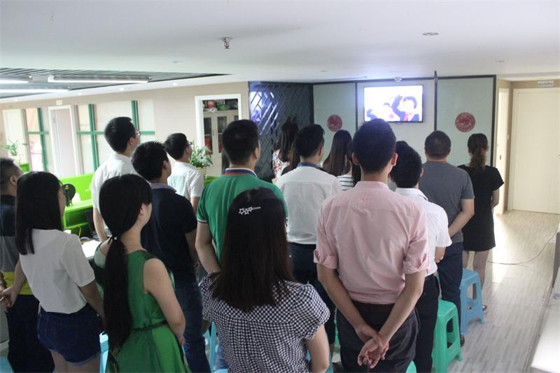 新思路組織全體員工觀看抗戰勝利70周年閱兵